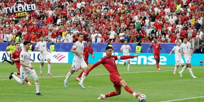 Kỹ thuật dứt điểm 1 chạm đẳng cấp của CR7